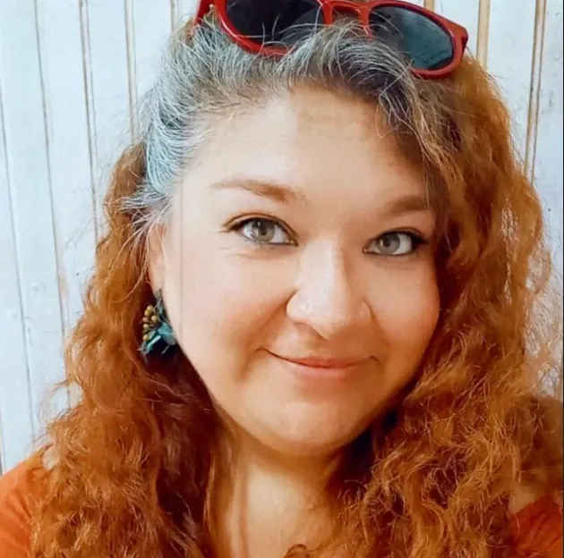 Nataly sonriendo calurosamente, fundadora y propietaria del Hostal Micelio en Villarrica